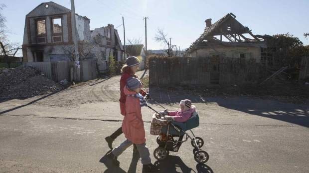 ​Жители Донбасса: в домах страшно жить под обстрелами, в Украине - от бесчеловечности