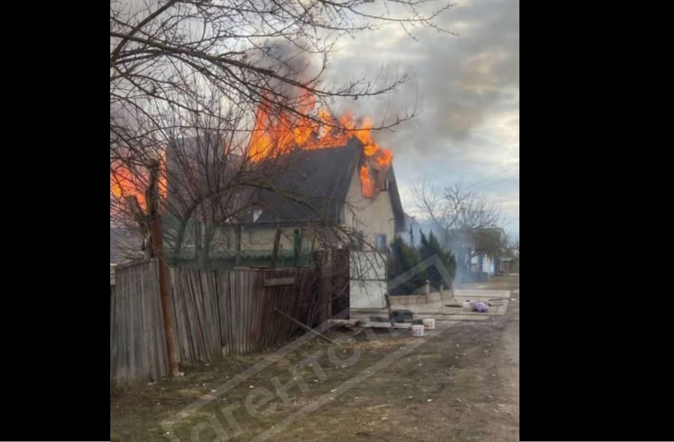 Бои повстанцев с ВС РФ в Курской области: в Теткино горят здания, больницу закрыли
