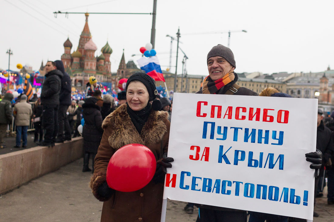 Почему Кремль готовит россиян к возвращению Крыма Украине с радостными гуляньями и портретами Путина - Портников