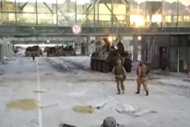 В аэропорту Донецка слышны взрывы, в окрестностях горят жилые дома