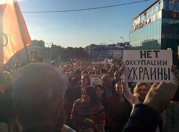 На "Марше мира" в Москве призывают убрать "руки прочь от Украины"