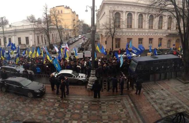 Под Радой в Киеве активисты требуют отставки Яценюка и всего Кабинета министров