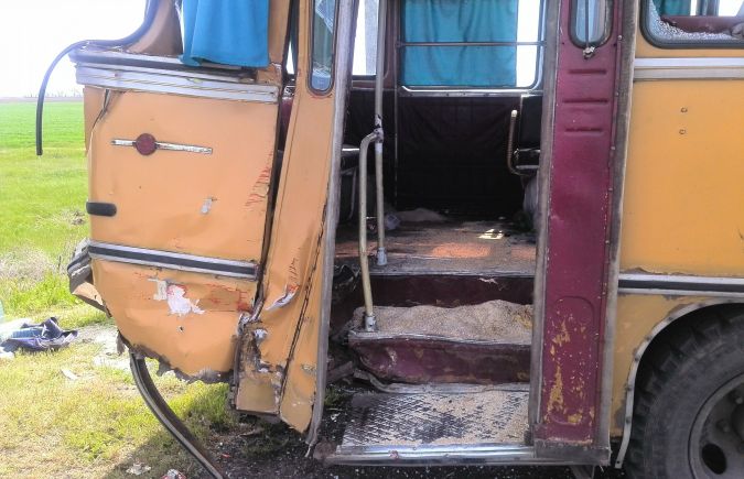 В Каховке пассажирский автобус врезался в поезд: есть жертвы. Фото