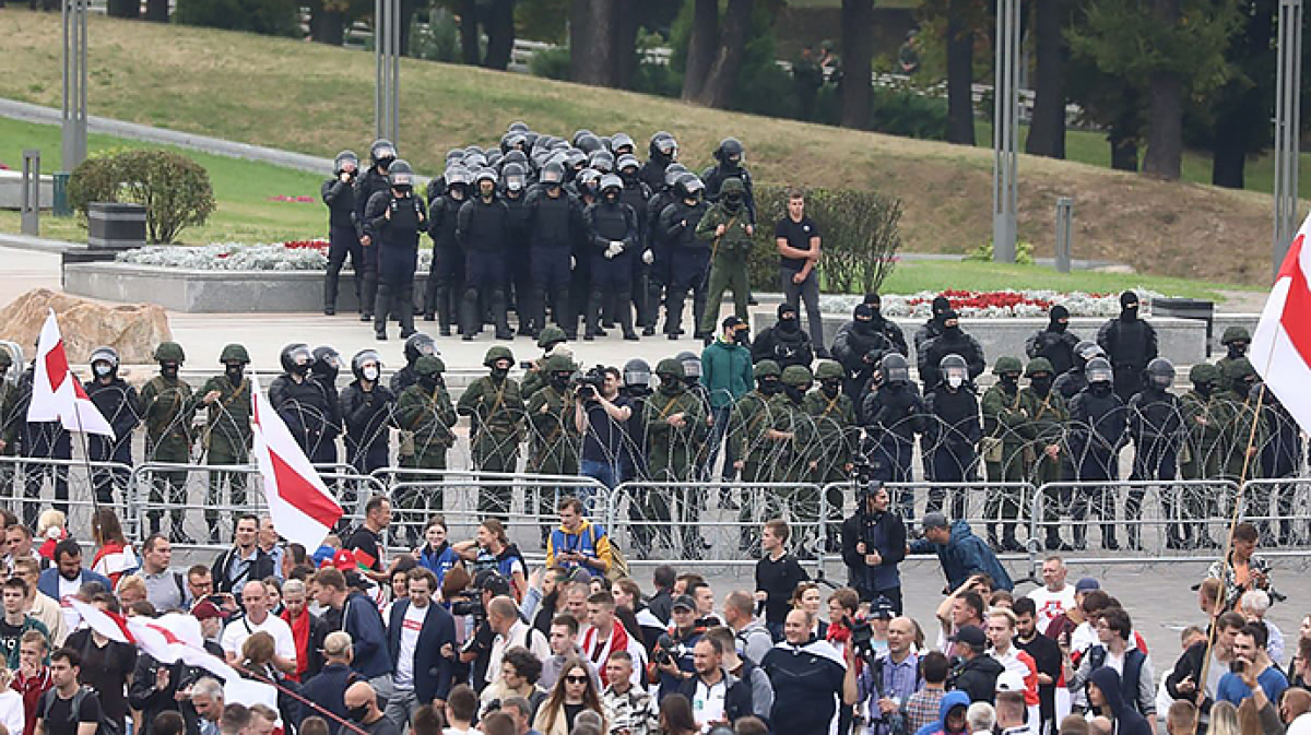 "Есть ощущение решающей битвы", - в Минске около 300 тысяч протестующих стягиваются к резиденции Лукашенко