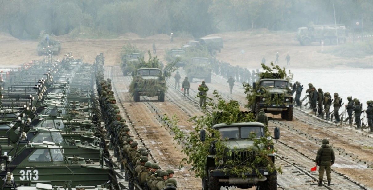 РФ стягивает военную технику к границе с Украиной: названы направления возможного удара