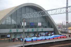 "Не протолкнуться", - видео ЖД вокзала в Луганске всколыхнуло соцсети – поразительные  кадры