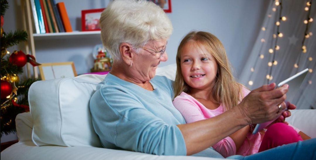 Почему участие в жизни внуков помогает сохранить ясность ума: результаты исследования ученых