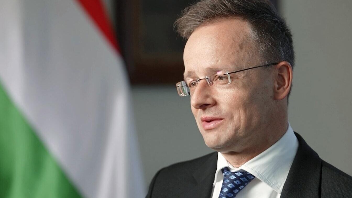 Главу МИД Венгрии Сийярто поймали на лжи о покупках российской нефти