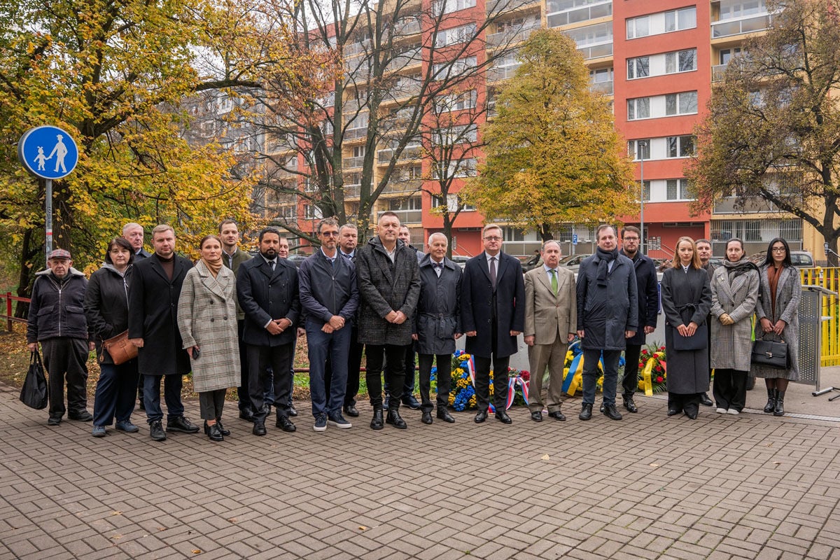 "Российский империализм снова убивает": в Праге вспомнили Василия Макуха, который стал символом борьбы для украинцев и чехов