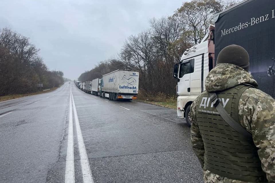 ​РФ устроила "транспортную блокаду" Украине: на КПП "Гоптовка" очередь из сотен грузовиков