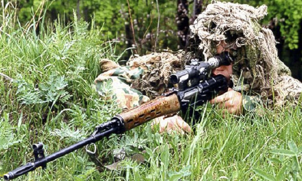 Почти «headshot»: Украинский снайпер едва не убил боевика ДНР в прямом эфире