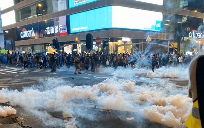 Протесты в Гонконге: полиция идет на отчаянные меры и применяет силу против митингующих - видео
