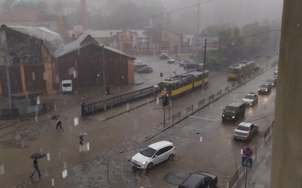 Гроза во Львове: на улицах реки, транспорт парализован