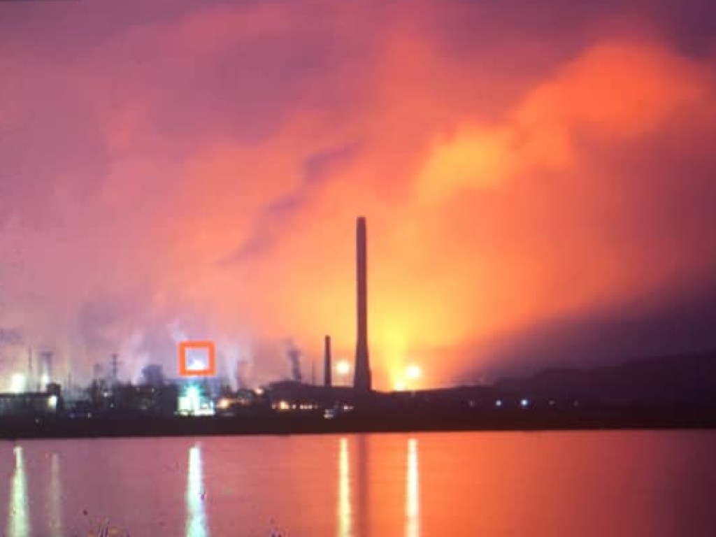 В Мариуполе полыхает "Азовсталь": слышен грохот, яркое зарево видно за сотни метров – видео пожара
