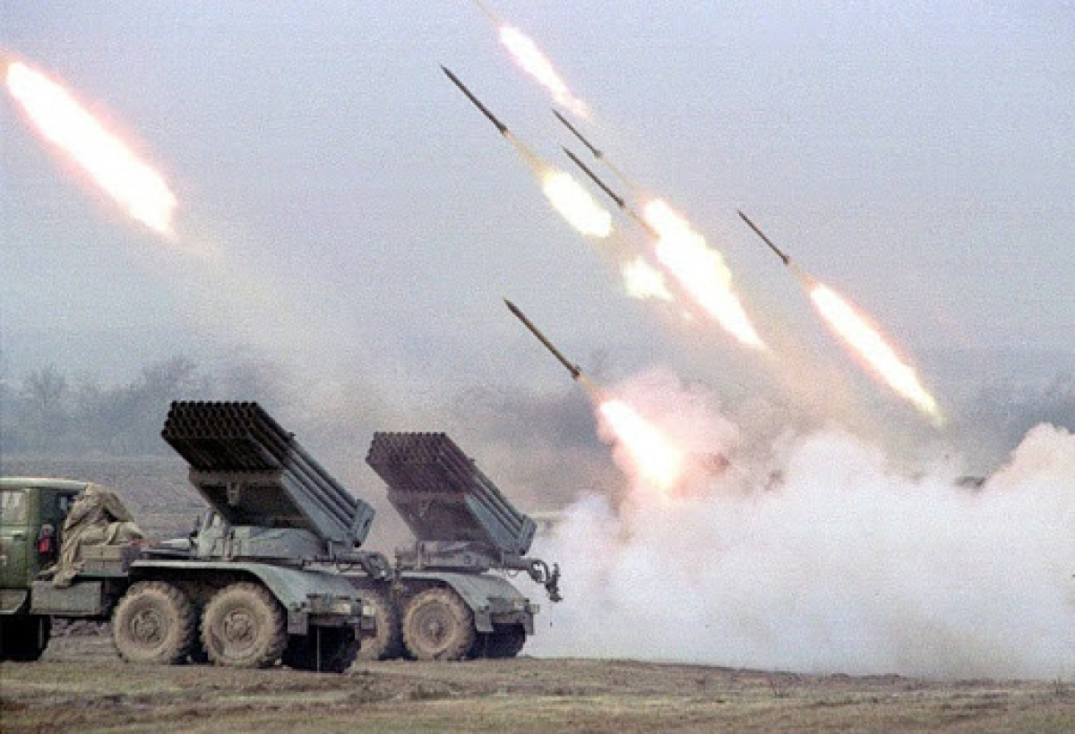 Армия Азербайджана накрыла реактивной артиллерией позиции Армении: кадры мощного залпа