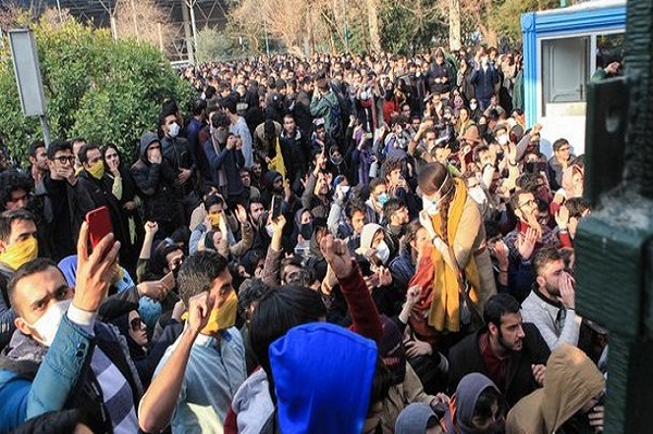 "Они бессильны против настоящего народного восстания", - в Сети появилось видео, как в Иране митингующие сносят кордон полиции. Кадры