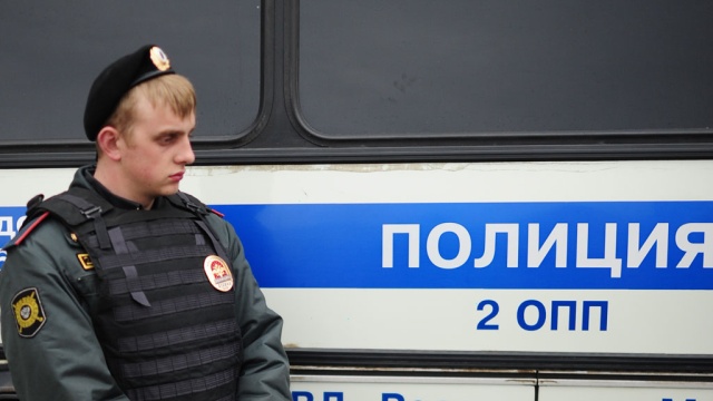 Пьяные полицейские избили россиянина за громкий смех