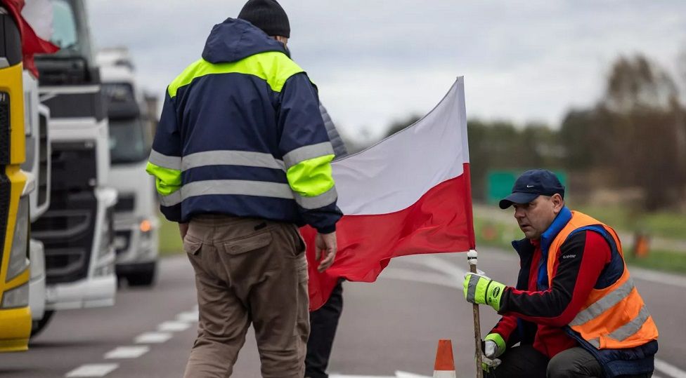 С перевозчиками, блокирующими польско-украинскую границу, не все так просто: они работали в России