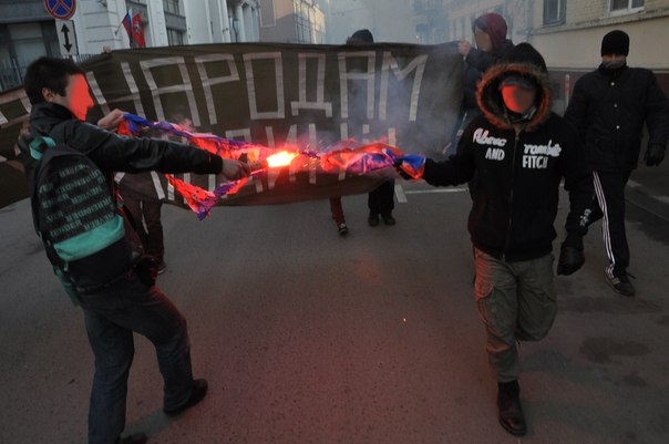 Российские СМИ: в Москве сожгли флаг Новороссии