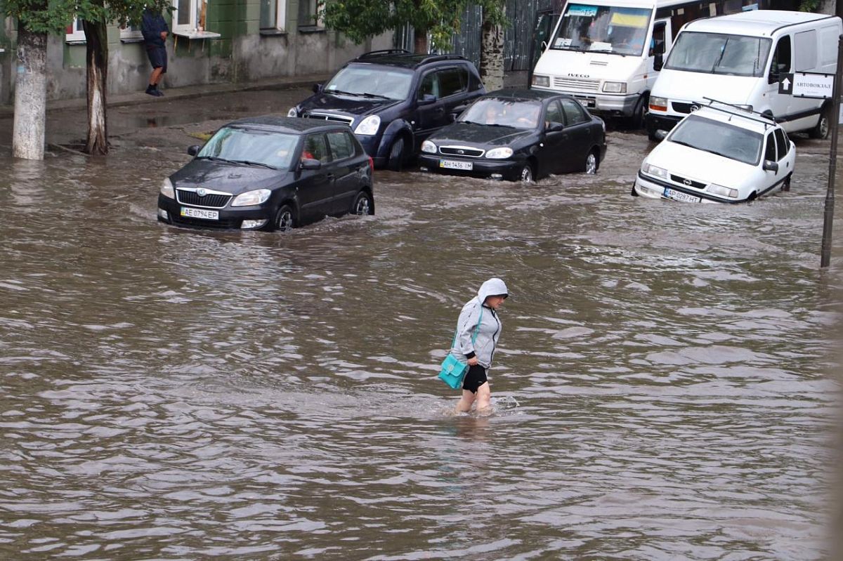 Мощный ливень затопил улицы курортного Бердянска – город частично обесточен 