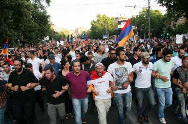 "Стопроцентно армянский процесс", - лидер протестующих в Армении Пашинян отверг сравнение с Евромайданом