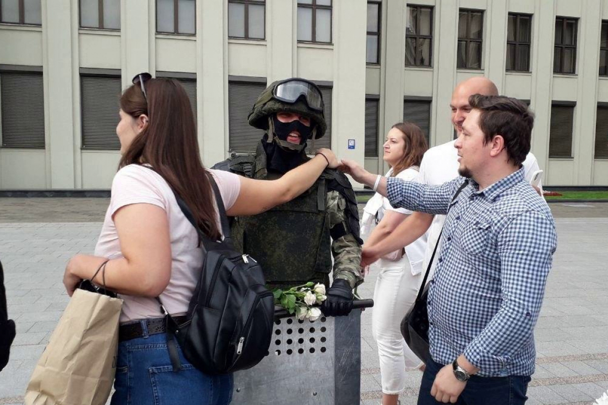 Видео, как в Минске ОМОН опустил щиты под ликование десятков тысяч протестующих