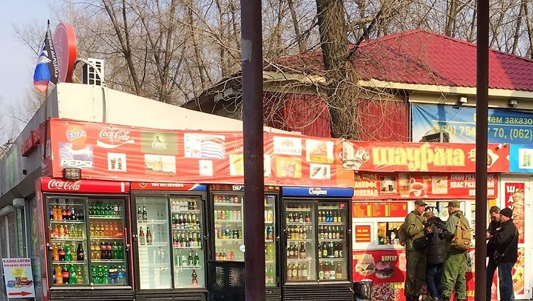 "Война войной, а обед – с шаурмой. Вот кто приехал воевать на Донбасс": блогер показал  редкую подборку кадров из оккупированного Донецка