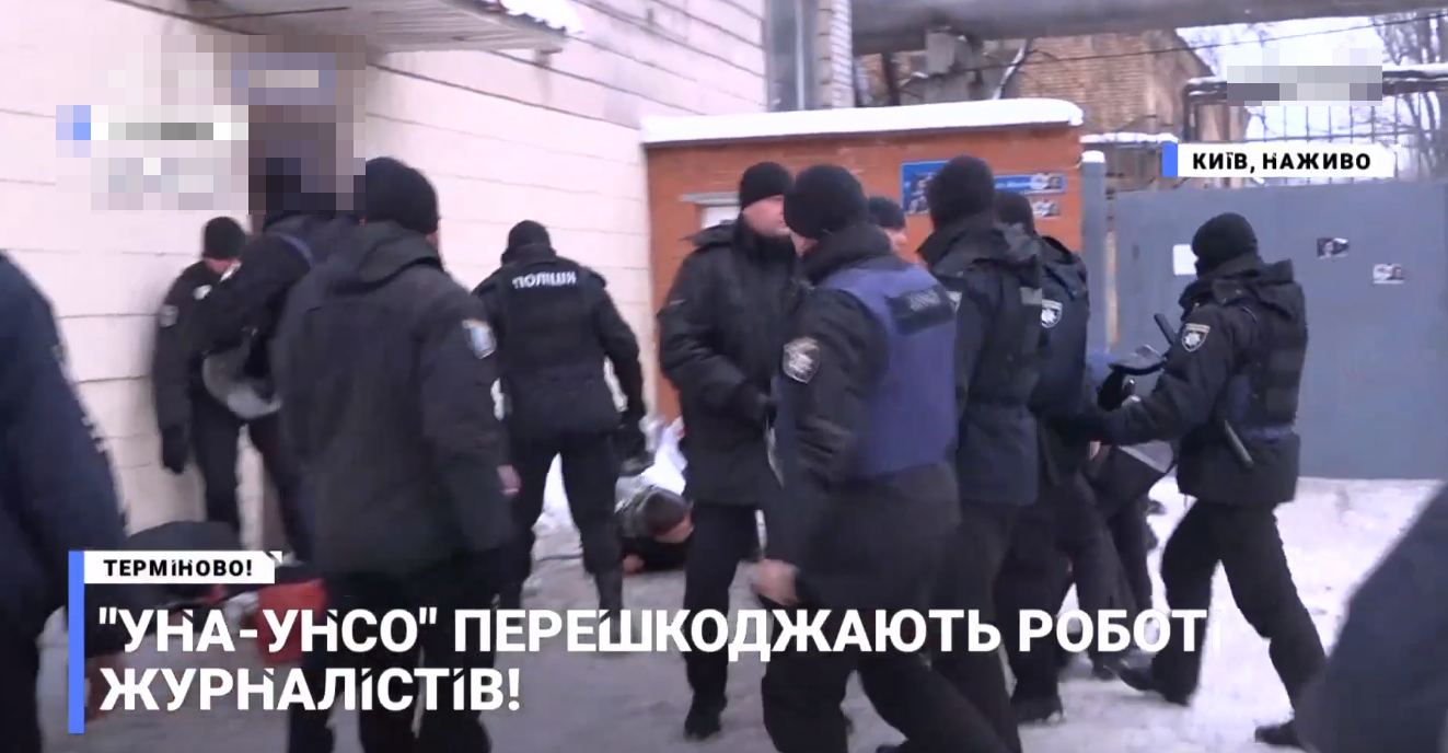 Активисты пришли под стены телеканала Мураева "НАШ" и готовятся к ночной осаде – видео