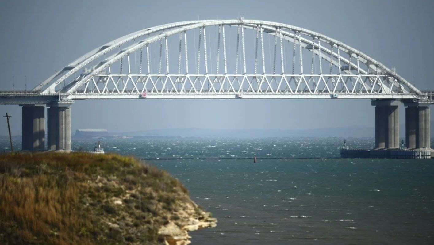 У россиян проблемы с Крымским мостом: на видео попала огромная пробка на 13 км