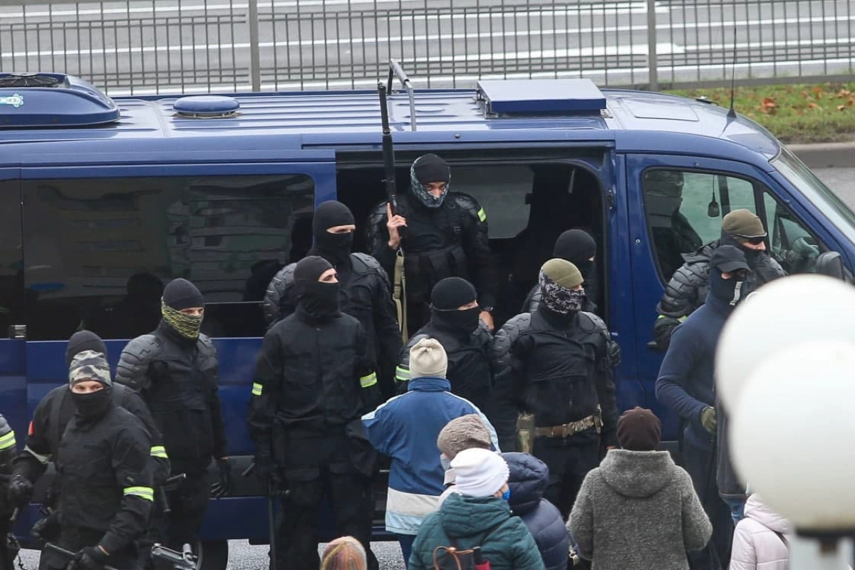 ​В Минске люди начали отбивать у ОМОНа задержанных - протест радикализируется