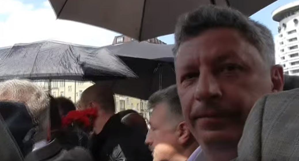 Активисты кричали "позор" и выгоняли лидера “Оппоблока” Бойка из киевского парка Славы 