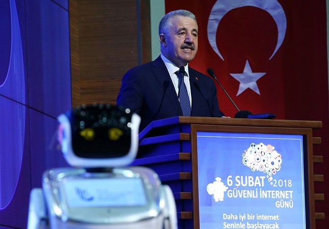 ​Робот с искусственным интеллектом сорвал выступление министра Турции и был изгнан со сцены, - подробности