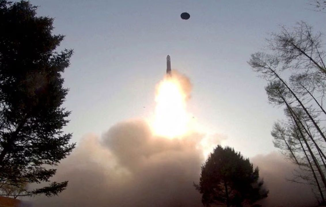 КНДР випробувала ракету нового рівня Hwasong-18 і погрожує світу: "Ми змусимо вас відчути жах"