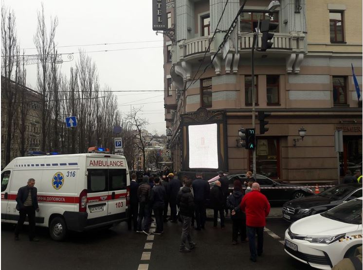 ​В центре у элитной гостиницы Premier Palace Киева расстреляли людей: опубликованы первые кадры с места убийства