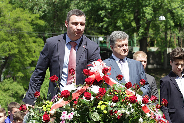 Порошенко и Кличко возложили цветы к памятному знаку "Воинам Чернобыля"