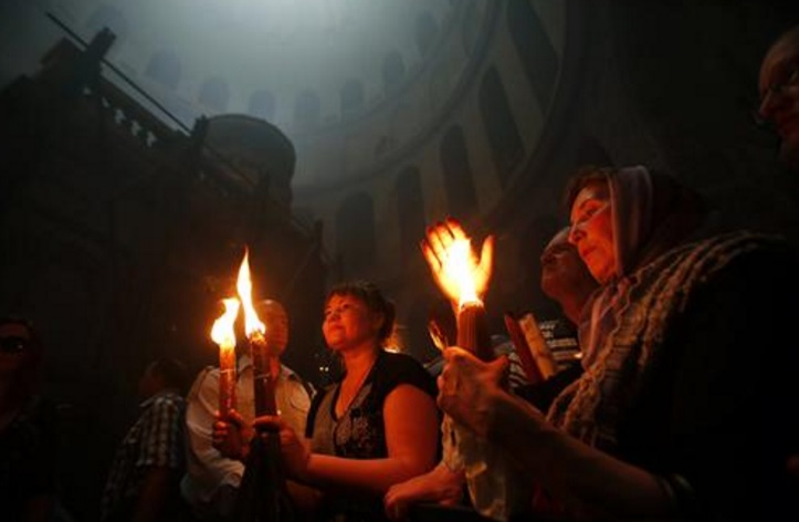 Радости верующих нет предела: В Иерусалиме сошел Благодатный огонь, святыня направляется в Украину, опубликовано видео