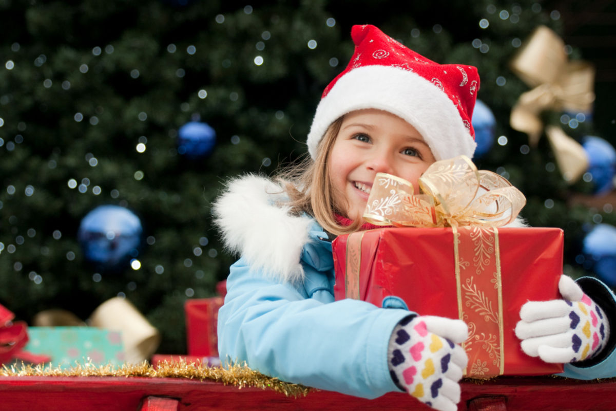 Идеи подарков для мальчиков и девочек: чем порадовать ребенка на День святого Николая 