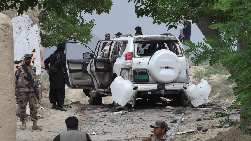 ​При покушении на главу сената Пакистана смертник убил 25 человек, у чиновника – легкие травмы