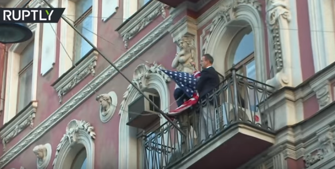Американские дипломаты бережно сняли флаг со здания консульства в Петербурге. Так поставлена жирная точка в отношениях держав – кадры