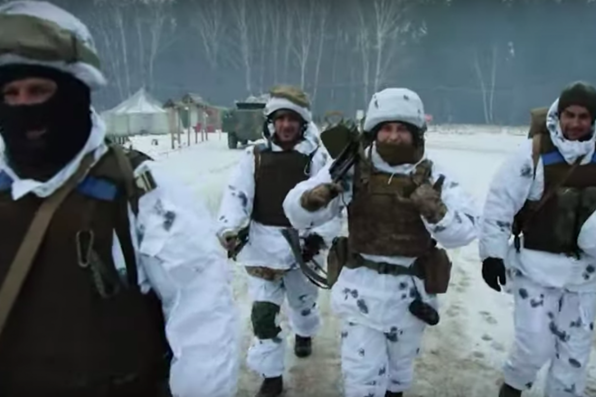 "Щедрик" под звуки и кадры войны: видео с защитниками Украины на передовой в Новый год