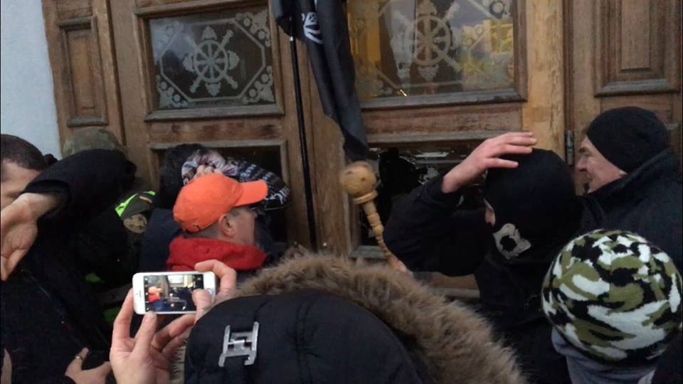 В массовой драке участников Марша за импичмент и полиции на Майдане пострадали десятки человек: что сейчас происходит в центре Киева – кадры и новые подробности