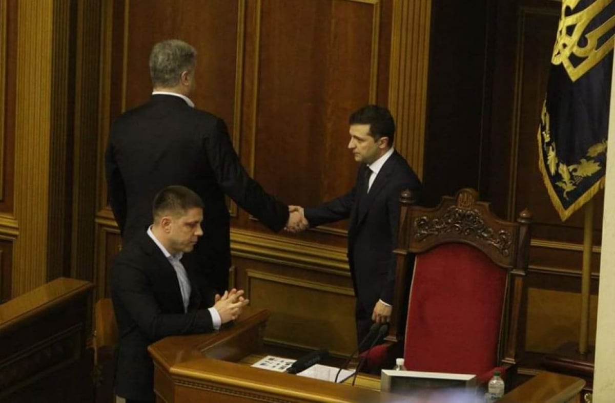 Порошенко и Зеленский столкнулись лицом к лицу в Раде и отреагировали по-мужски, фото