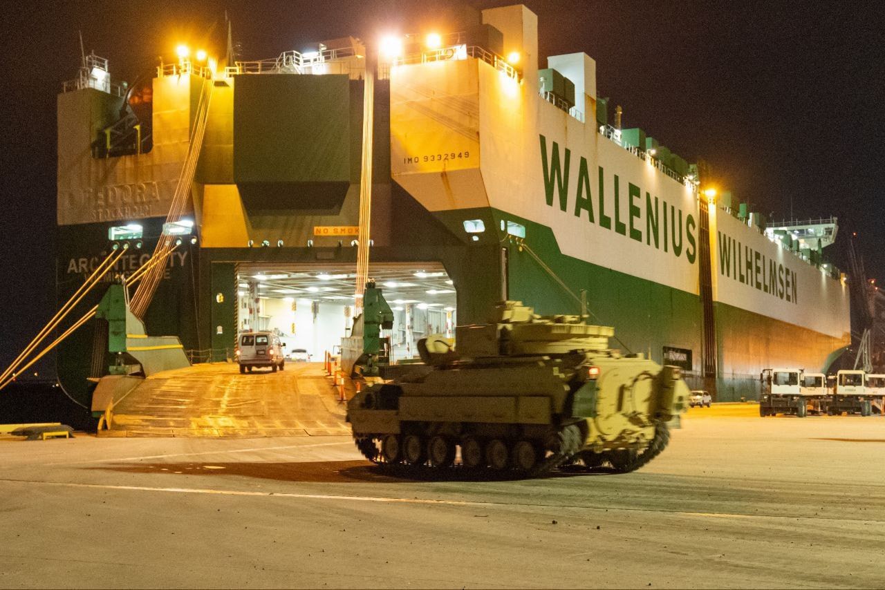 Из порта в США вышло судно с 60 БМП Bradley для Украины