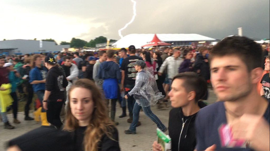 Молния ударила в скопление людей во время концерта на Rock am Ring в ФРГ: десятки человек были госпитализированы
