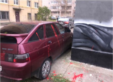 Террориста Моторолу ненавидят даже в России - портрет героя-автомойщика облили "кровью" в Питере (кадры)
