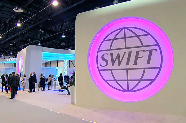 ​"Давление нарастает, угроза реальна", - эксперт о планах США отключить РФ от SWIFT