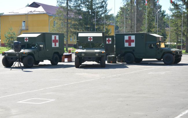 Американская армия подарила Украине 5 машин скорой помощи на базе "Хаммеров"