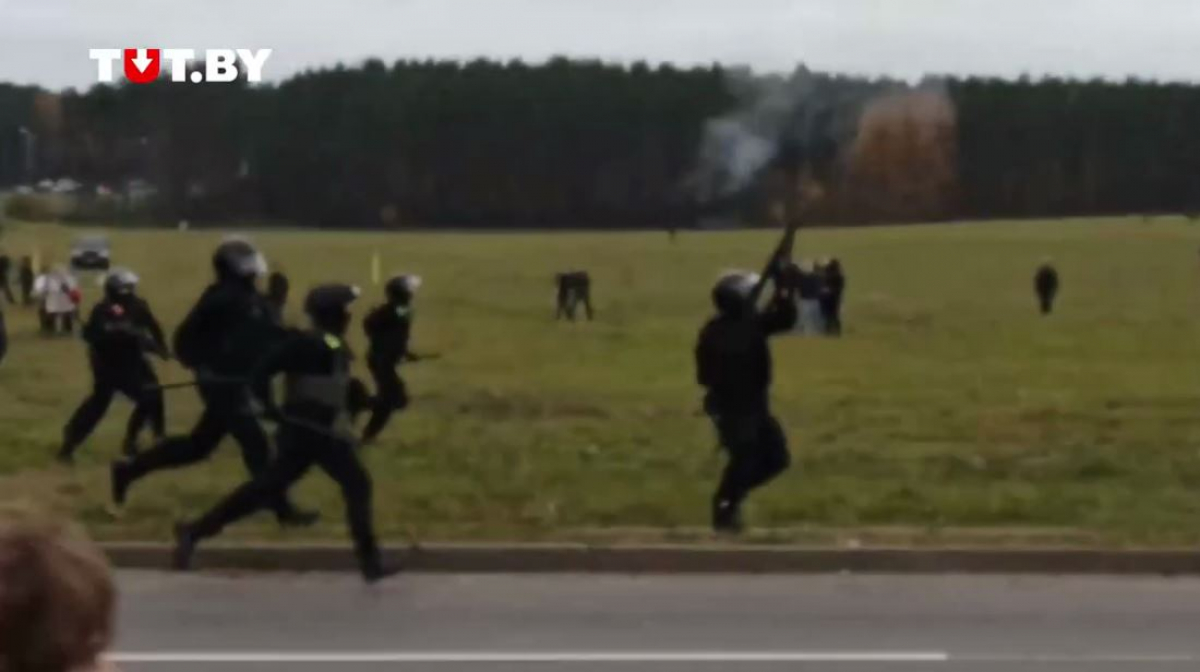 В Минске на акции памяти открыли огонь по протестующим, взрываются гранаты: первые кадры 