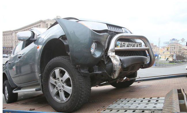 В машину сына Порошенко врезался автомобиль с бойцами "Азова". Фотофакт