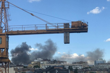 Центр Киева заволокло плотными клубами черного дыма: мощный пожар вспыхнул в бывшем гастрономе - кадры